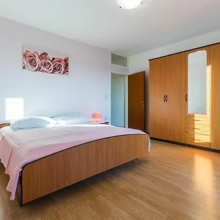Seaside Paola: 3-bedroom Garden Retreat *