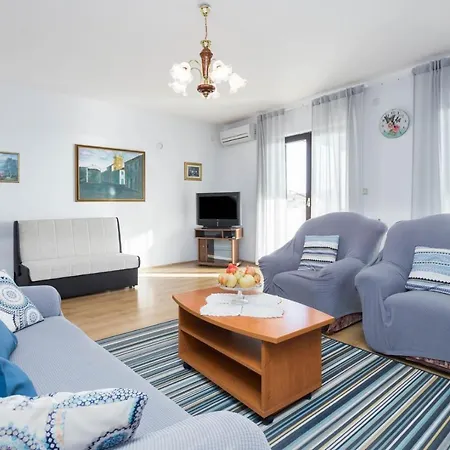 Seaside Paola: 3-bedroom Garden Retreat Apartment