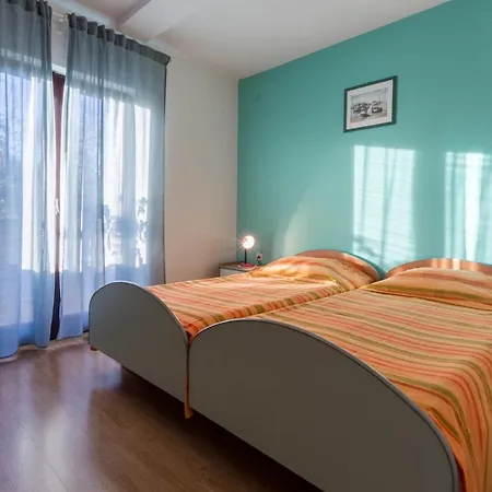 Seaside Paola: 3-bedroom Garden Retreat *