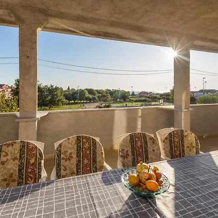 Seaside Paola: 3-bedroom Garden Retreat Apartment